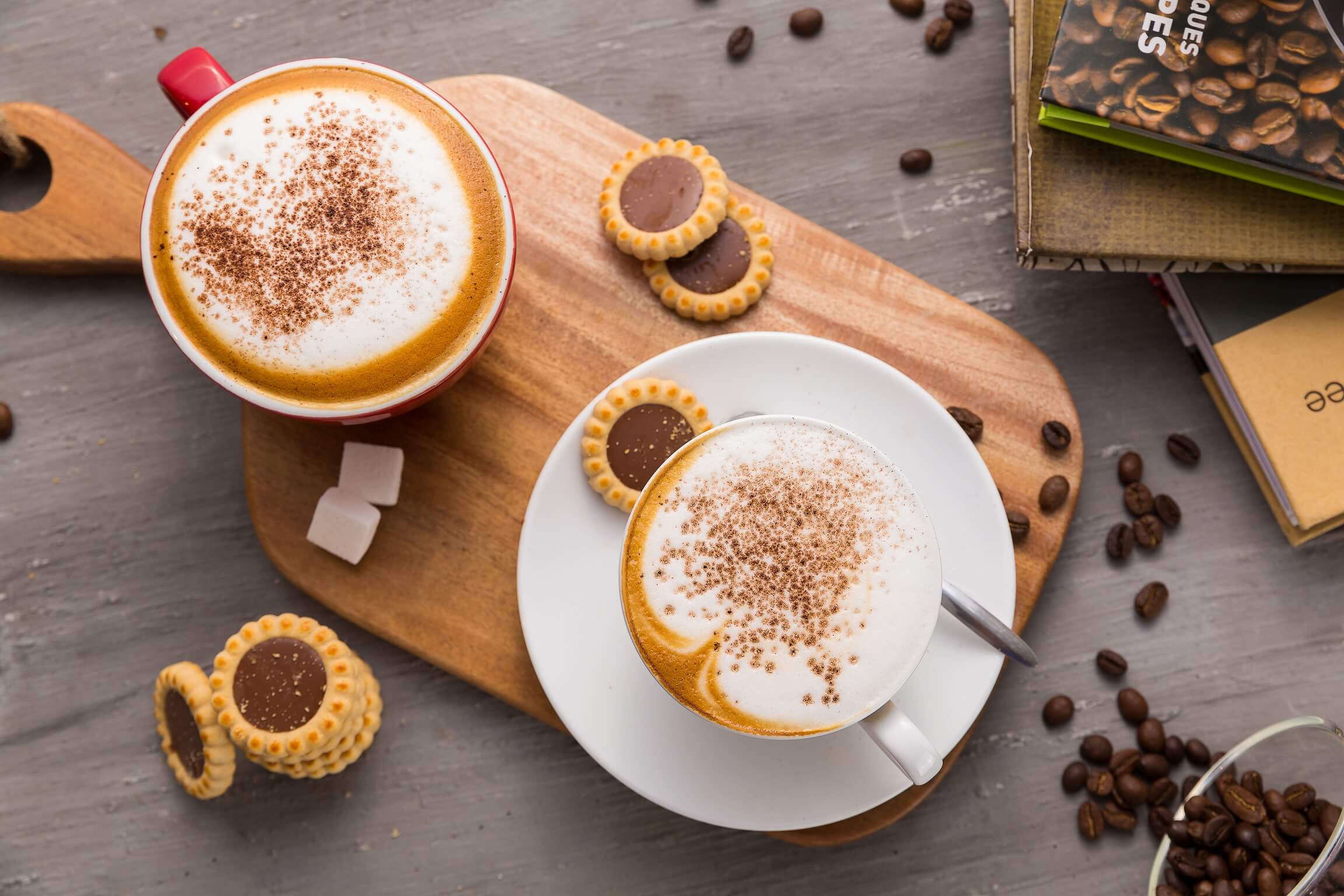 cappuccino và bánh quy sô cô la
